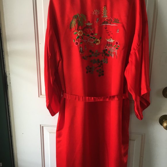 Red silk Robe.  Large size - Picture 3 of 4